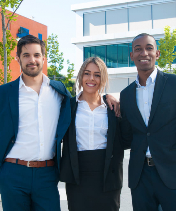 equipe-de-negocios-multietnica-bem-sucedida (1)