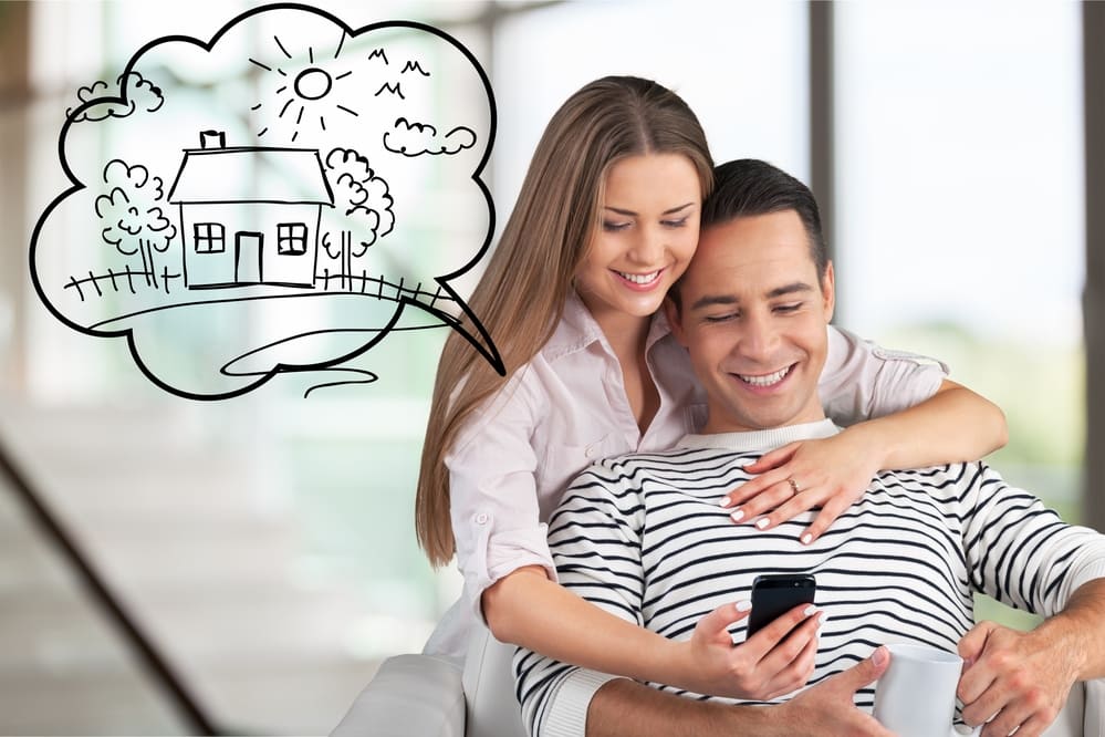 jovem-casal-pensativo-sentado-no-sofa-pensando-em-conseguir-sua-propria-casa (1)